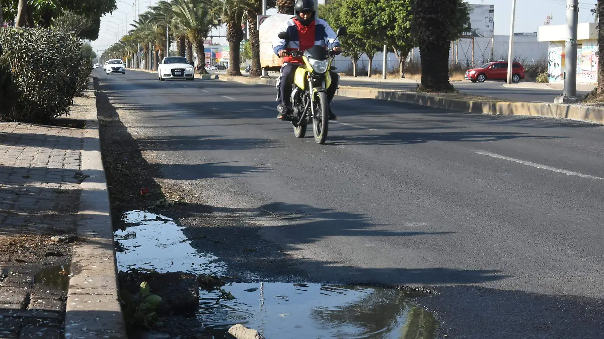 PELIGRO HOYO CON FUGA DE AGUA DE DRENAJE  JESUS GTZ EL SOL DE IRAPUATO (1)